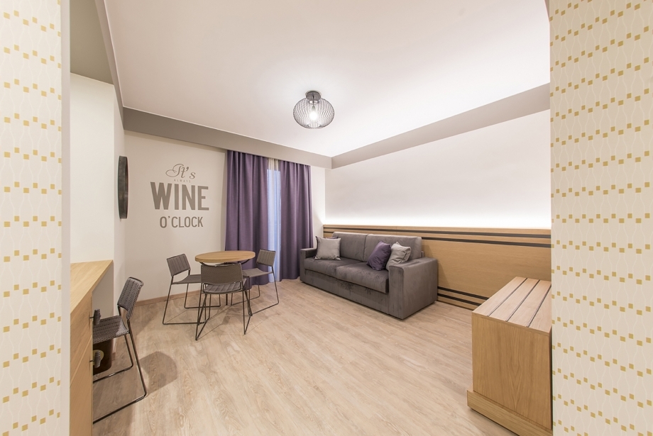 Relax in the living room of the Wine room of the Soave Hotel